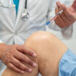 Suplementos ajudam mesmo o joelho? Entenda quando a infiltração é indicada, quais os tipos (corticoide, ácido hialurônico, PRP) e o que esperar do tratamento. Dr. Cícero Stahnke, ortopedista do joelho em Florianópolis.
